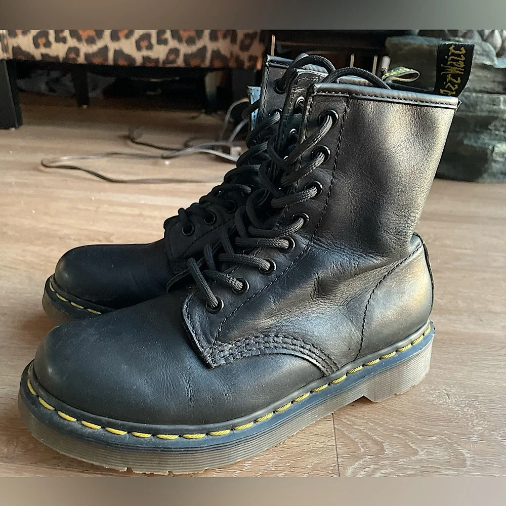 Dr. Martens βthe originalβ Womenβs Combat Boots size 7 - Picture 1 of 15